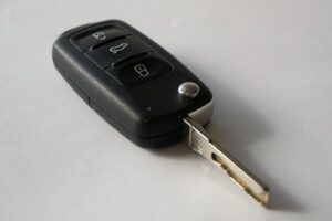 hoe lang gaat batterij van autosleutel mee